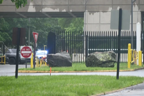 An ninh Mỹ nổ súng, bắt giữ một phụ nữ đâm xe vào cổng trụ sở CIA 