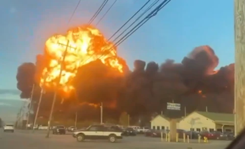 Máy bay chở hàng rơi gần sân bay quốc tế ở Mỹ, bốc cháy dữ dội