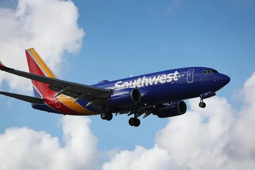 Cơ trưởng ngất xỉu, hành khách giúp máy bay hạ cánh an toàn