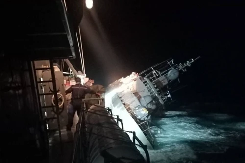 Tàu Hải quân Thái Lan bị sóng lớn đánh chìm