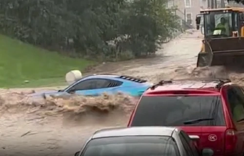 Ô tô bị nước lũ cuốn trôi trên đường phố Mỹ