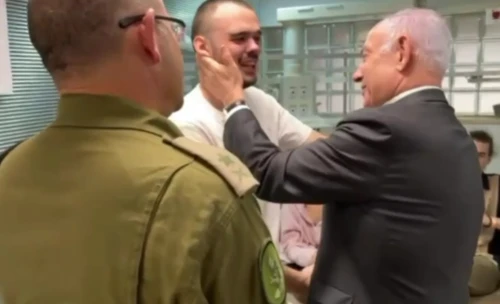 Khoảnh khắc con tin người Nga ôm chầm lấy Thủ tướng Israel sau khi được giải cứu