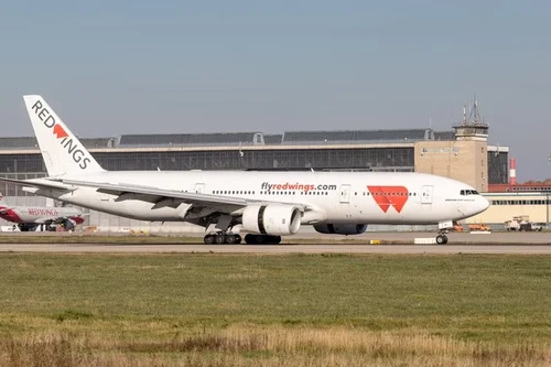 Máy bay chở 425 người khởi hành từ Nga bị cháy động cơ 