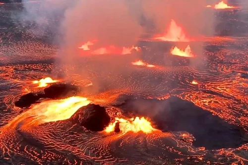 Cận cảnh núi lửa Kilauea ở Hawaii phun trào trở lại 