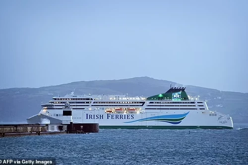 Cháy phà chở 183 người ở eo biển Manche