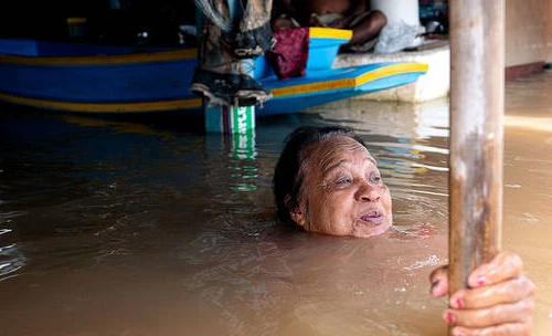 Lũ lụt kinh hoàng ở Thái Lan, ít nhất 13 người chết, hàng nghìn du khách nước ngoài bị mắc kẹt