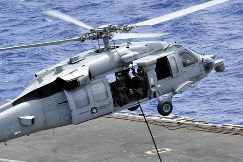 Trực thăng MH-60S lao xuống biển sau khi cất cánh từ tàu sân bay Mỹ