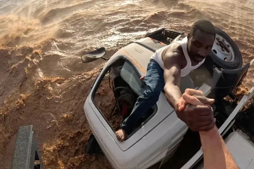 Xem trực thăng giải cứu ngoạn mục người lái xe bồn dưới dòng nước dữ