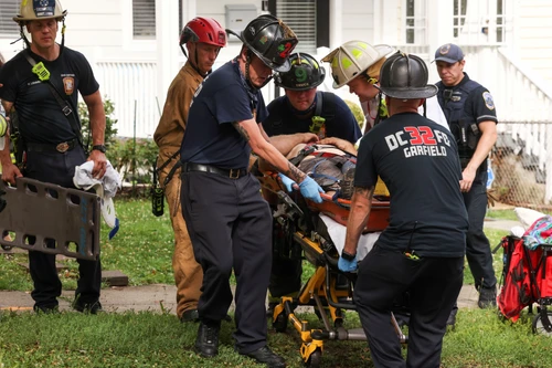 Khoảnh khắc giải cứu các công nhân bị mắc kẹt trong vụ sập tòa nhà 