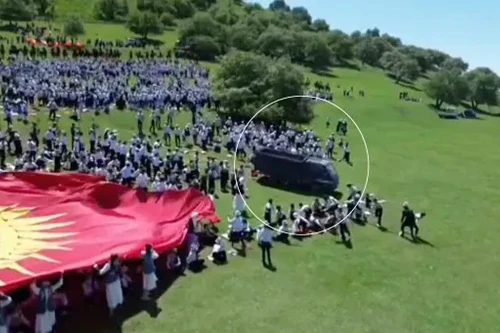 Khoảnh khắc xe bán kem đột ngột lao xuống dốc, đâm vào đám đông tại lễ hội