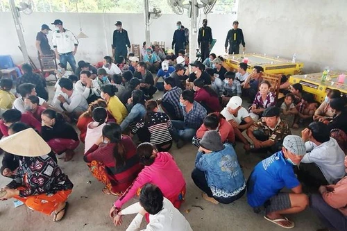 [Tin nhanh sáng 6-1-2021] Tạm giữ 75 đối tượng tại tụ điểm đánh bạc quy mô lớn