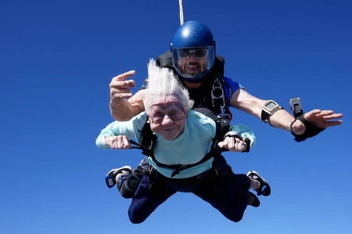 Muốn lập kỷ lục Guinness Thế giới, cụ bà 104 tuổi nhảy dù khỏi máy bay 