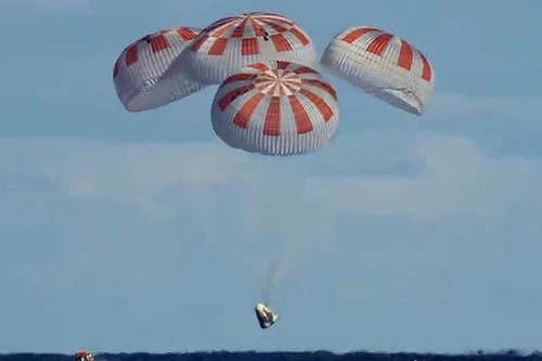 Tàu vũ trụ chở 4 phi hành gia tư nhân bung dù đáp xuống Vịnh Mexico