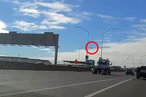 Khoảnh khắc máy bay đâm vào tòa nhà ở Mỹ, 2 người tử vong