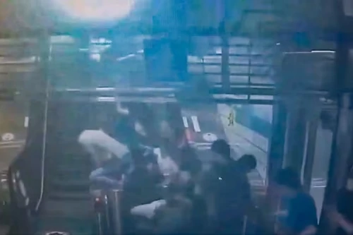 Thang cuốn đông đúc đột ngột đổi hướng trong ga tàu điện ngầm