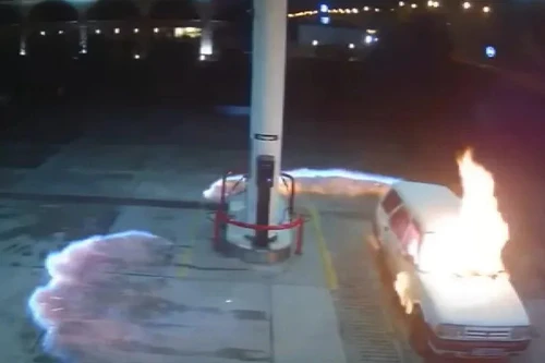 Người đàn ông bật lửa châm thuốc lá trong ô tô và cái kết ‘đắng’