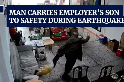 Người đàn ông vội vàng kéo đứa bé chạy khi có động đất 