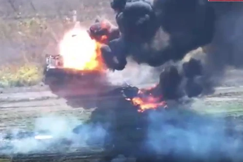 Khoảnh khắc máy bay không người lái Nga phá hủy xe tăng Ukraine tại tỉnh Kursk