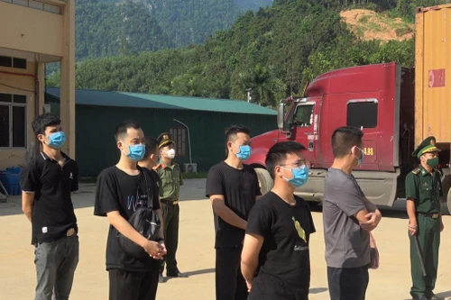 [Tin nhanh sáng 5-8-2022] Trao trả 6 người nhập cảnh trái phép cho Trung Quốc