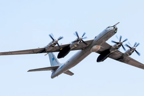 Chiến đấu cơ Anh bám sát 2 máy bay Tu-142 của Nga