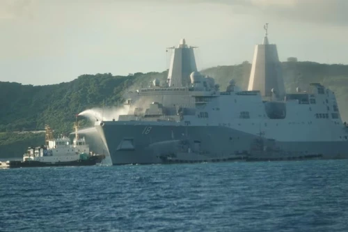 Tàu chiến Mỹ cháy suốt 12 giờ ngoài khơi Nhật Bản