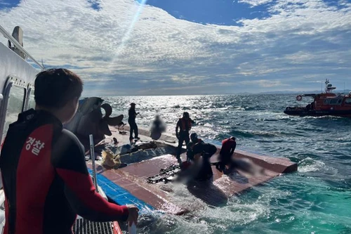 Đề nghị Hàn Quốc hỗ trợ 3 thuyền viên Việt Nam trong vụ lật tàu cá