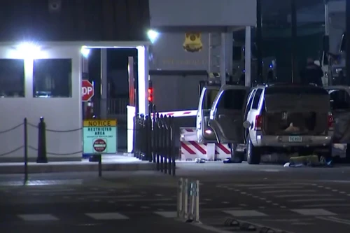 Ô tô đâm vào cổng Nhà Trắng