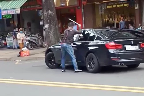 [Tin nhanh sáng 7-10-2020] Thanh niên cầm gậy đập ô tô BMW gây náo loạn đường phố 