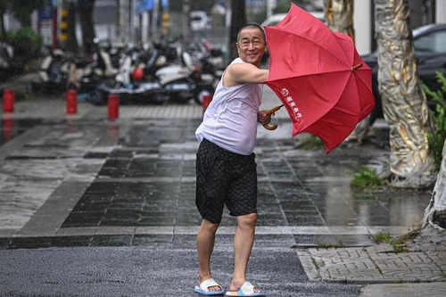 Những hình ảnh tại Hải Nam, Trung Quốc khi siêu bão Yagi đổ bộ 
