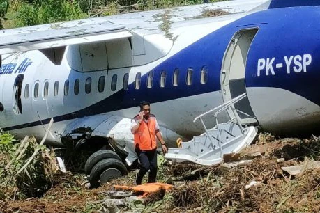 Máy bay chở 48 người bị trượt khỏi đường băng tại Indonesia