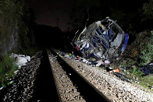 Xe buýt lao khỏi cầu vượt xuống đường ray tàu hỏa, 17 người chết