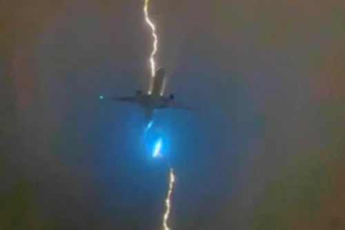 Khoảnh khắc máy bay bị sét đánh khi vừa cất cánh