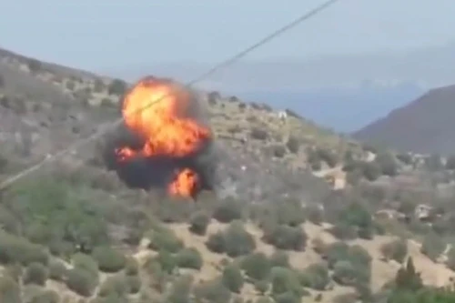 Máy bay chữa cháy rừng lao xuống sườn đồi bốc cháy dữ dội