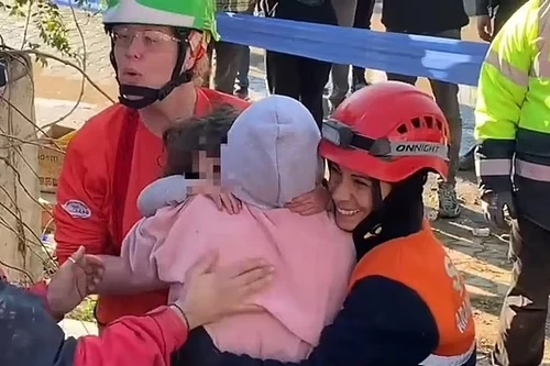 Xúc động cảnh đoàn tụ của 2 mẹ con giữa tang thương ở Thổ Nhĩ Kỳ