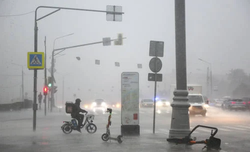 Cơn bão mạnh quét qua Thủ đô Matxcơva, 2 người thiệt mạng