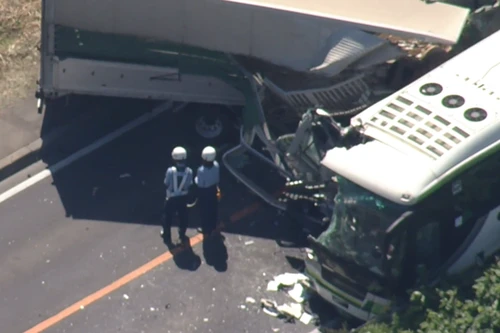 Xe buýt và xe tải đâm trực diện, 5 người thiệt mạng 