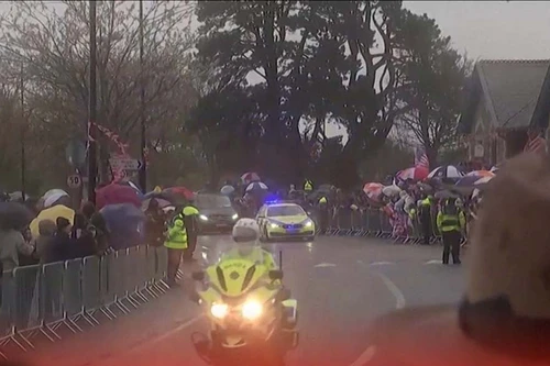 Hàng nghìn người đội mưa chào đón Tổng thống Mỹ Joe Biden trở lại quê hương Ireland