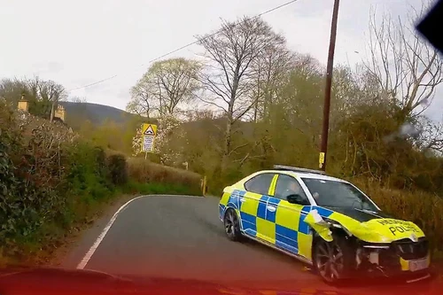 Khoảnh khắc xe cảnh sát bị đánh cắp đâm vào hàng rào ở Anh