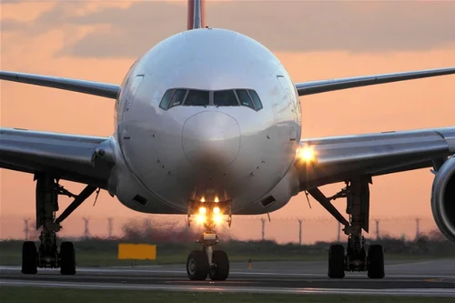 Hành khách uống rượu ẩu đả trên máy bay, phi hành đoàn liền báo cảnh sát