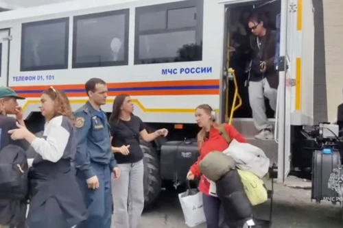 Cảnh người dân sơ tán sau trận động đất cực mạnh gây sóng thần ở Nga