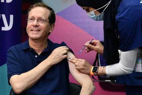 Quốc gia đầu tiên trên thế giới tiêm liều vaccine Covid-19 thứ ba