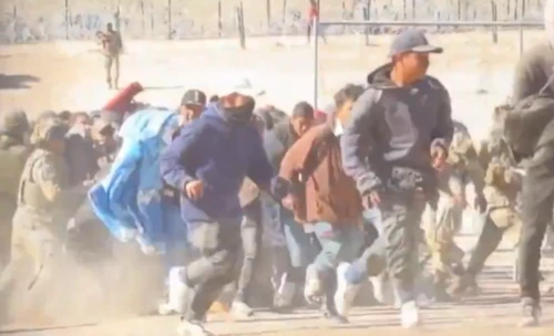 Cận cảnh đám đông người di cư phá bỏ hàng rào dây thép gai, tràn vào Mỹ