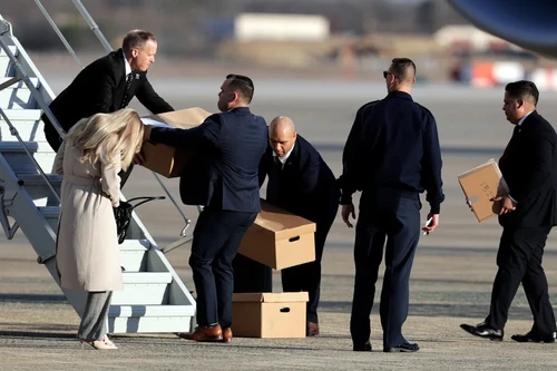 Tổng thống Mỹ Donald Trump nhận lại các tài liệu bị FBI tịch thu