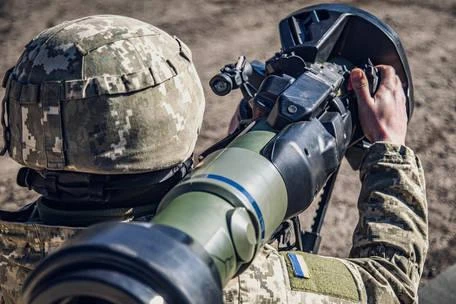 Binh sĩ Ukraine học cách vận hành xe bọc thép tại Anh