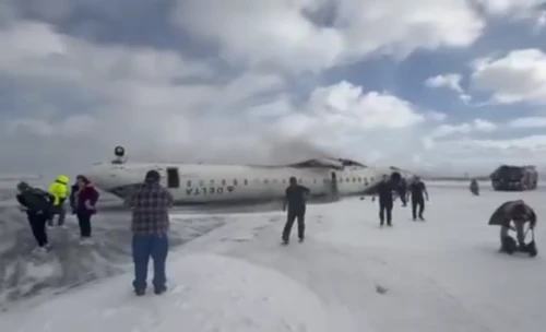 Máy bay chở 80 người bị lật ngửa trên đường băng phủ đầy tuyết ở Canada