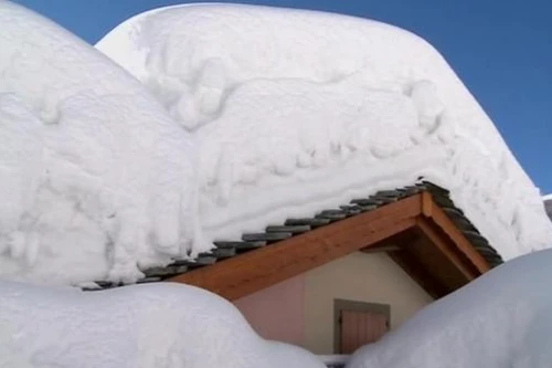 Italia: Tuyết chôn vùi cả một thị trấn