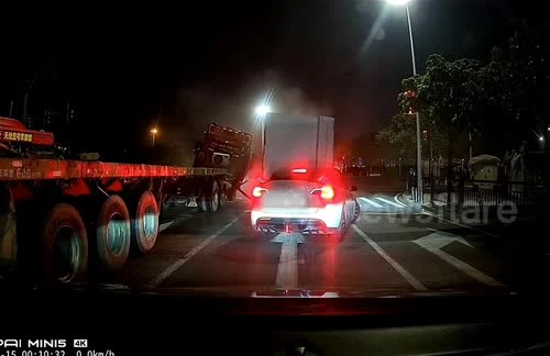 Đang dừng chờ đèn giao thông, ô tô bị khối bê tông rơi trúng 