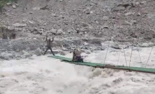 Xem quân đội Ấn Độ xây dựng thần tốc cây cầu giữa dòng nước lũ để cứu dân