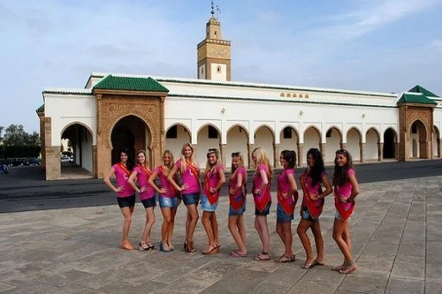 Người đẹp Bỉ bị chỉ trích vì chụp hình bên ngoài nhà thờ Hồi giáo