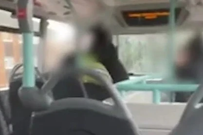 Cảnh sát Anh truy tìm đối tượng hành hung nữ sinh trên xe buýt